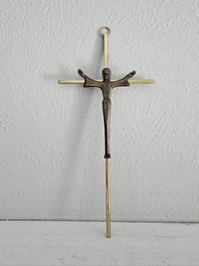Croix d'église traditionnelle en laiton massif, décoration religieuse chrétienne à suspendre au mur, avec une finition artisanale élégante - Product Image 1
