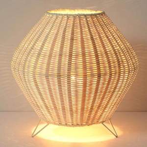 Lámpara de Mesa de Ratán, Diseñada como Iluminación Decorativa con Materiales de Ratán Natural para Espacios Interiores - Product Image 1