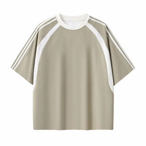 Camiseta de hombre con cuello redondo y manga raglán, corte holgado, con paneles de malla y diseño de patchwork con costuras en contraste. - Product Image 1