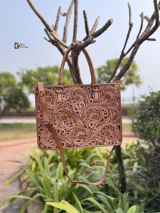 Bolso Tote Grande de Cuero Genuino con Grabado Artesanal, Estilo Bohemio Vintage, Hecho a Mano, Elegante - Product Image 2