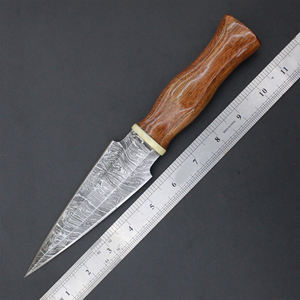 Couteaux de chasse conçus avec une lame droite et des embouts de poignée solides pour une robustesse accrue lors des préparations et travaux en extérieur. - Product Image 4