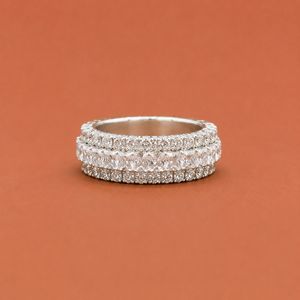 Anillo de Moissanita con Incrustaciones Brillantes en Plata de Ley 925, Diseño de Eternidad sin Fin - Product Image 1