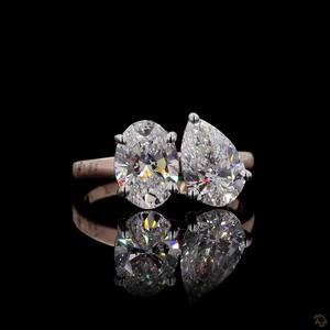 Anillo Toi et Moi de diamante cultivado en laboratorio ovalado y pera de 2 quilates en oro rosa de 14 quilates - Product Image 2