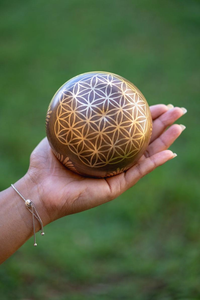 Cuenco tibetano artesanal de latón antiguo con mazo de madera, patrón grabado dorado, cuenco de sonido para meditación, yoga y mindfulness - Product Image 2