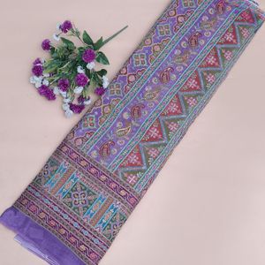Tela de Crepé Ligera Color Violeta Púrpura, 54 Pulgadas, con Bordado Geométrico/Paisley, Material para Kurtis y Túnicas - Product Image 3