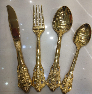 Colección de cucharas y espátulas de plata antiguas con elaborados diseños de caligrafía decorativa. Disponible a precios de mayorista. - Product Image 4