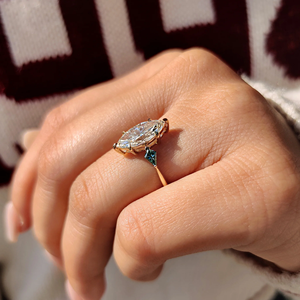 Anillo de Diamante de Corte Marquesa de Lujo con Moissanita Lateral Azul Cian en Forma de Cometa, Oro de 10KT, 14KT, 18KT, Joyería Nupcial Cultivada en Laboratorio, Proveedor Mayorista - Product Image 1