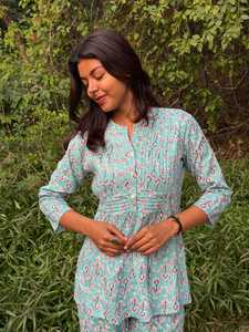 Conjunto de Dos Piezas Casual para Mujer, Color Azul Agua, Estampado, con Túnica Elegante y Pantalones Rectos a Juego - Product Image 3