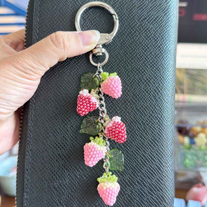 Porte-clés classique en perles motif fraise, fermoir coquille dorée, écologique, fait main, breloque de sac de mariage, tirette de fermeture éclair, motif feuilles MULTI - Product Image 3