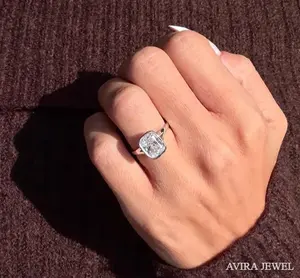 Anillo de Boda de Moissanita Personalizado de 2 Quilates, Oro de 14k, Fabricante de Joyería Avira Jewels, Diseño Solitario de Alta Gama, Corte Cojín - Product Image 6