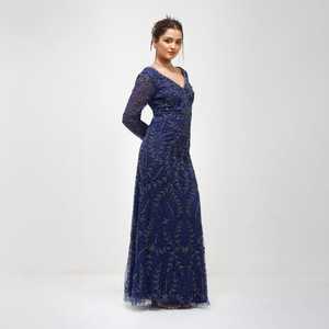 Robe de soirée élégante bleue en tulle perlé à col en V, coupe crayon midi, sans manches, motif floral, ajustée, avec logo frontal - Product Image 1