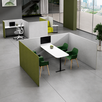 Table de négociation de bureau modulaire moderne en MDF semi-fermée, gris-vert, avec panneaux d'intimité, 4 places, pour réunions d'équipe collaboratives