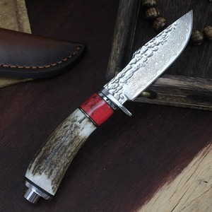 Couteau artisanal en acier Damas avec manche en corne, lame fixe à pointe tombante et bord droit, avec étui en cuir - Product Image 5