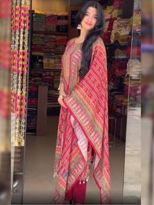 ชุดคุร์ตีผ้ามัสลินคอโอแบบน่ารัก ปี 2026 พร้อมกางเกง ผ้าคลุมไหล่ แขนยาว แต่งลูกไม้ลาตคานและกระจกแท้ ทำให้เทศกาลของคุณโดดเด่น - Product Image 3