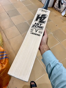 Batte de cricket HIT ZONE Premium en saule anglais, qualité professionnelle, pour balles dures, offrant une puissance de frappe, un équilibre et un contrôle exceptionnels. - Product Image 3