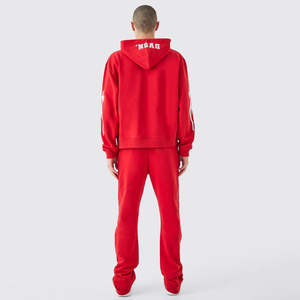 Conjunto deportivo de dos piezas para hombre, con sudadera con capucha y estampado gráfico rojo y pantalones jogger, estilo casual y urbano. - Product Image 3