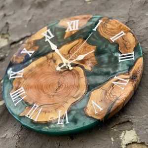 Horloge murale moderne en résine époxy vert citron vif, avec tranche de bois naturel, ronde, silencieuse, à suspendre, pour une décoration de chambre créative - Product Image 1