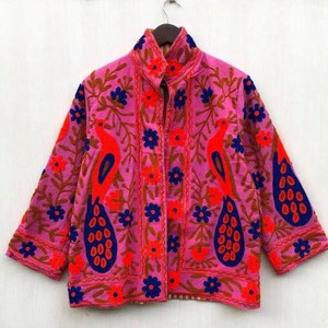 Veste courte en coton rose pour femme, faite à la main, avec broderie florale de paon, style vintage bohème Suzani, manches longues - Product Image 1