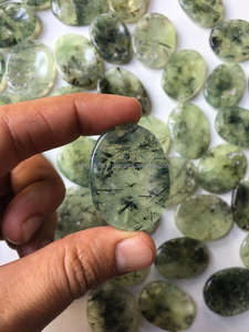 Pierre de préhnite naturelle, pierre de préoccupation, polie à la main, cristal de guérison, pierre pour le pouce - Product Image 6