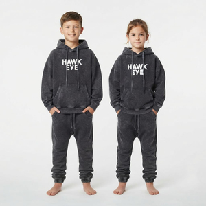 Conjunto de dos piezas de sudadera con capucha y pantalón jogger oversize con lavado ácido para niños, estilo urbano, estampado personalizado, de fábrica de prendas. - Product Image 4