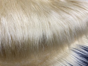Tissu en fausse fourrure de luxe beige à poils longs de 100 mm en acrylique et polyester, haute qualité Thaïlande - Product Image 2