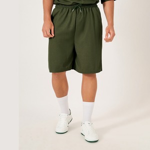 Conjunto de Camiseta y Pantalones Cortos para Hombre Oye Hoye International, Color Verde Oliva, 100% Poliéster, Cuello Redondo, Estilo Casual de Verano, Corte Regular - Product Image 4