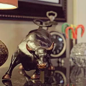 Escultura de Hierro Hecha a Mano, Elegante Adorno de Diseño para Interiores de Sala de Estar, Figura de Toro de Aluminio Chapada en Oro de un Solo Lado - Product Image 3
