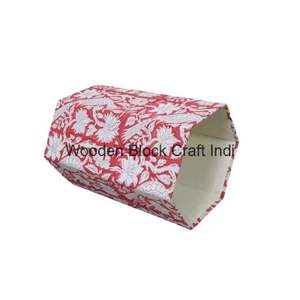 Poubelle décorative hexagonale en bois, fabriquée à la main au Rajasthan, Inde, avec couvercle roulant, motif géométrique, écologique - Product Image 3