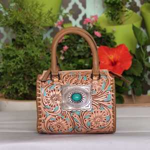 Bolso de Viaje Mini Speedy 100% Cuero Genuino con Flores Grabadas a Mano y una Turquesa Incrustada en el Centro - Product Image 4