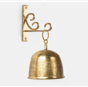 Cloche murale en laiton texturé suspendue sur un support en forme de branche avec des figurines d'oiseaux perchés et une corde blanche nouée. - Product Image 2