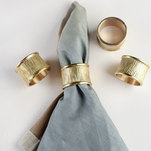 Ensemble d'anneaux de serviette en métal martelé avec bordure dorée, porte-serviettes plaqué argent fait main pour les banquets de mariage et les tables de restaurant d'hôtel - Product Image 5