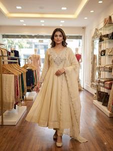 Costume Anarkali en coton beige pour femmes avec col brodé, longueur au sol, coupe ample, tenue traditionnelle indienne pour mariage - Product Image 2