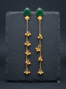 Boucles d'oreilles pendantes cachemiriennes en laiton plaqué or, oxydé, avec pierre verte, longue chaîne perlée et pompon, pour femmes, vente en gros, bijoux indiens - Product Image 5