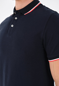 เสื้อโปโลผู้ชายผ้าฝ้ายแขนสั้นทรงปกติ สีพื้น แต่งขอบผ้าถัก - Product Image 6