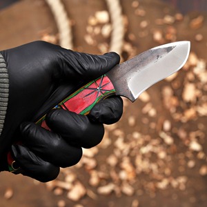 มีด EDC แบบใบตายติดกัน รุ่น Nordic Forge แบบกำหนดเองได้ พร้อมปลอกแบบ Pancake ขนาด 6 นิ้ว ปลายใบมีดแบบ Drop Point ด้ามจับทำจากไม้ Pakka เหมาะสำหรับการลอกหนัง การตั้งแคมป์ และการล่าสัตว์ - Product Image 4