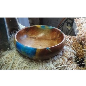 Bol décoratif en bois et résine époxy avec finition en résine lisse et forme en bois naturel pour une décoration de cuisine moderne - Product Image 1