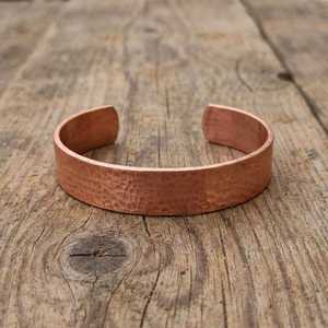 Bracelet manchette large en cuivre pur martelé fait main, en métal massif, forgé, bijou de guérison pour hommes et femmes, OEM. - Product Image 4