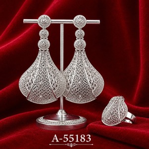 Pendientes Colgantes Ovalados de Aleación Chapada en Oro con Circonitas y Diseño Floral Ornamentado para Bodas y Fiestas, Joyería de Moda para Mujer - Product Image 5