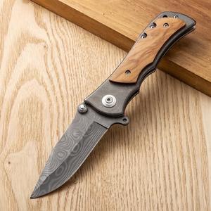 Couteau pliant de défense personnelle avec manche en bois d'olivier gravé, motif Damas au laser, couteau de poche tactique de survie en plein air pour le bushcraft - Product Image 2