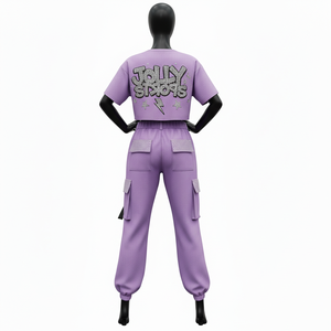 Ensemble jogging femme en molleton coton polyester 320 GSM, couleur lilas, avec panneaux cargo latéraux, sangle et logo thermocollé en strass. - Product Image 2
