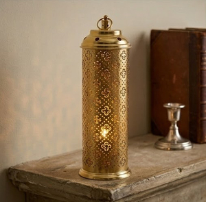 Linterna cilíndrica de metal de latón pulido dorado con diseño de trébol perforado y asa de anillo en la parte superior - Product Image 3