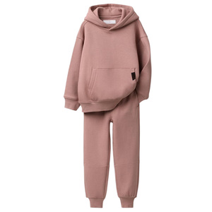 Ensemble de survêtement pour femme Premium Fit avec logo personnalisé, tissu respirant et séchage rapide, idéal pour l'entraînement et le fitness - Product Image 1