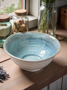 Tazón de cerámica contemporáneo con esmalte inspirado en el océano, acabado liso compacto, apto para alimentos, duradero, un accesorio elegante para la mesa. - Product Image 3