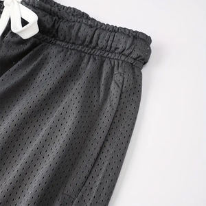 กางเกงวิ่งผู้ชายผ้าตาข่ายสีดำขายส่ง ความยาวเหนือเข่า กางเกงกีฬาตาข่ายสำหรับออกกำลังกายสำหรับผู้ใหญ่ - Product Image 4