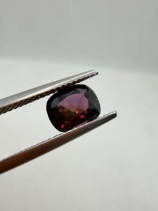 Spinelle naturelle violette foncée de 1,72 ct, taille coussin, non chauffée, de Ceylan, pierre précieuse en vrac avec jeu de couleurs, sans trou pour la joaillerie - Product Image 5