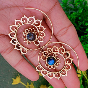 Boucles d'oreilles créoles spirales en labradorite dorée faites à la main - Bijoux statement bohèmes tribaux célestes en gros - Product Image 2