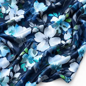 Tissu en satin de soie modal 100% pur, bleu floral, tissage satiné, textile floral pour vêtements féminins, robe de nuit d'été - Product Image 1