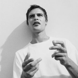 เสื้อยืดคอกลมสำหรับผู้ชายเสื้อยืดพิมพ์ลายดิจิทัลสไตล์สตรีทหลากสีทำจากผ้าฝ้าย100% โลโก้ตามสั่ง - Product Image 5