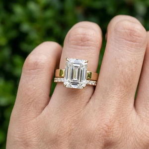 Anillo de Compromiso con Diamante Corte Esmeralda, Banda de Oro Amarillo con Piedras Laterales Pavé, Joyería Clásica para Mujer - Product Image 2
