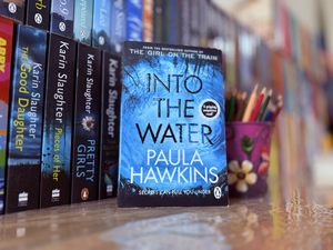 Into the Water de Paula Hawkins, edición en papel, thriller psicológico, misterio, suspense, novela más vendida - Product Image 2